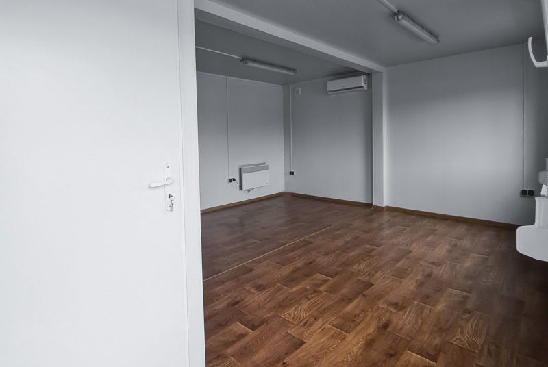 Contenedor de oficina doble (29,4m²) con baño - Imagen 7